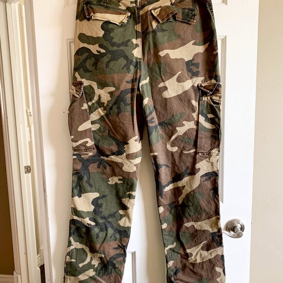 SOLD Good American Women's Uniform Camo Cargo Pants (8) - Picture 2 of 4